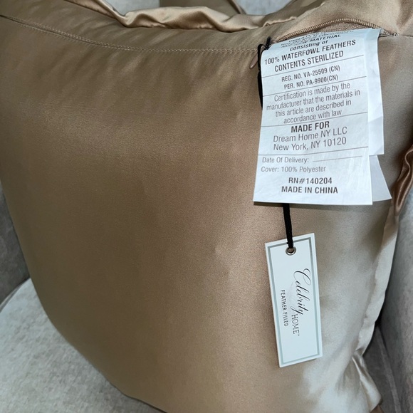 1-NWT CELEBRITY HOME MARBLED
DECORATIVE PILLOWS (Read description for details) - Picture 16 of 17